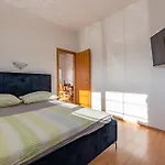 Apartamento 2 Bedroom Awesome In *
