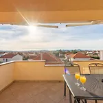 Apartamento 2 Bedroom Awesome In